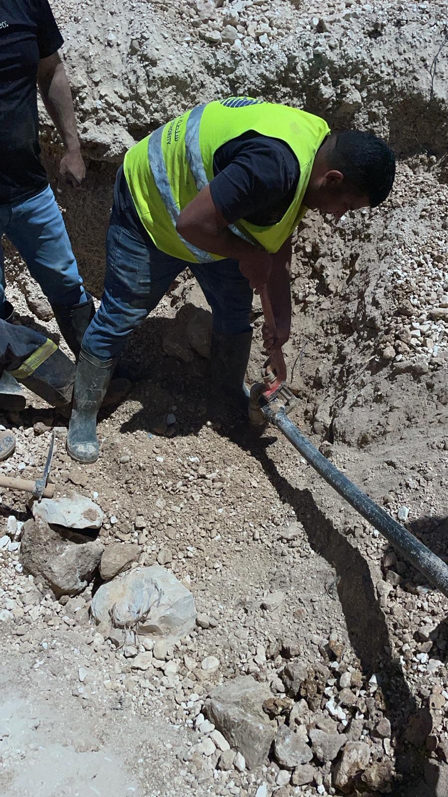 سلطة المياه:كشف وإغلاق 60 وصلة مياه غير قانونية على خط مياه دير شعار المغذي لمحافظة  الخليل