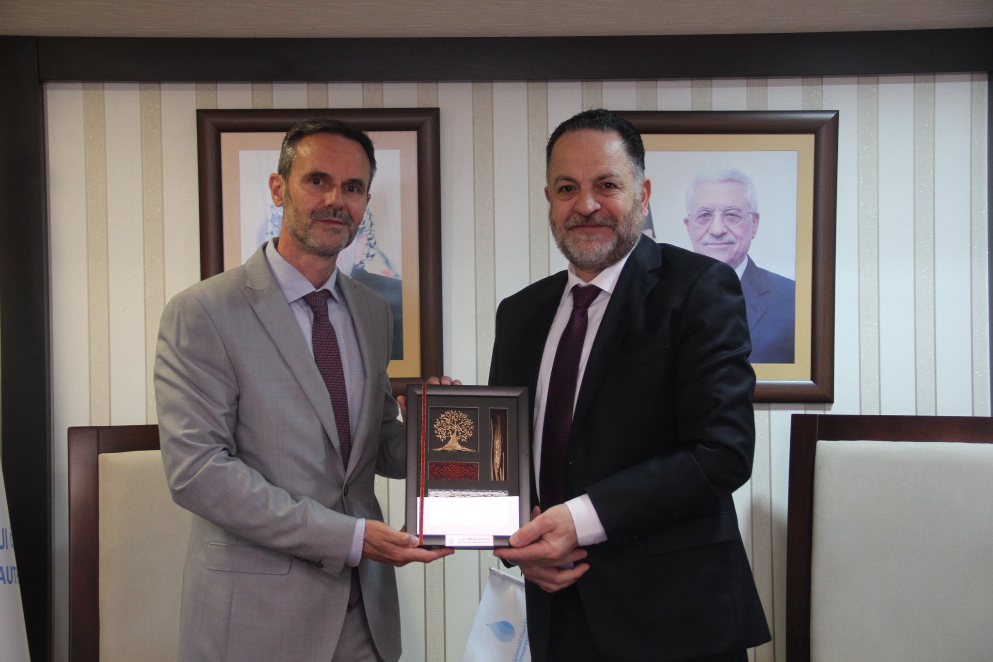 رئيس سلطة المياه يكرم مدير التعاون في الممثلية الهولندية بمناسبة انتهاء مهامه في فلسطين