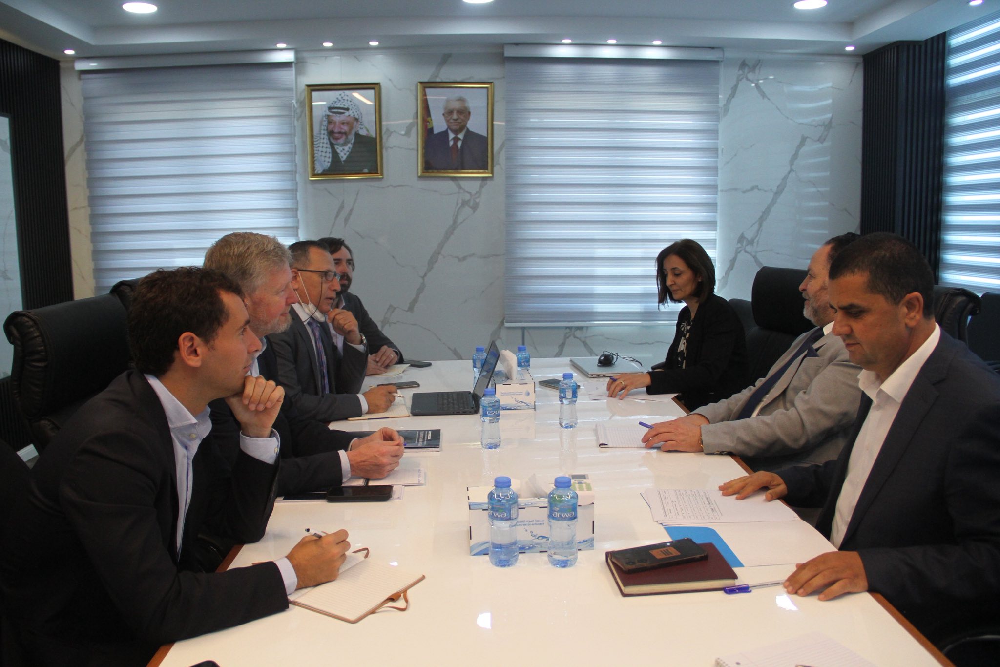 رئيس سلطة المياه يلتقي بعثة البنك الدولي ويبحثان قضايا استراتيجية في قطاع المياه