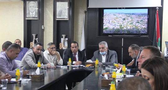 خلال جولته في مدينة يطا ... م. غنيم: الجهود مستمرة لتحسين الوضع المائي

