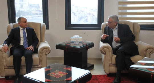 غنيم يبحث مع السفير المصري آثار العدوان على قطاع المياه في غزة