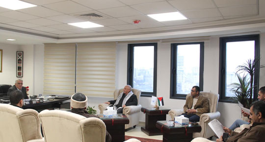 الوزير غنيم يطلع على احتياجات بلدية السموع
