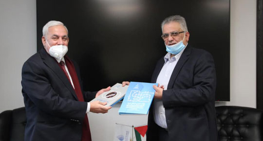 خلال لقائه أبو رمضان ... الوزير غنيم يتسلم التقرير السنوي ومؤشرات الأداء لمجلس تنظيم قطاع المياه
