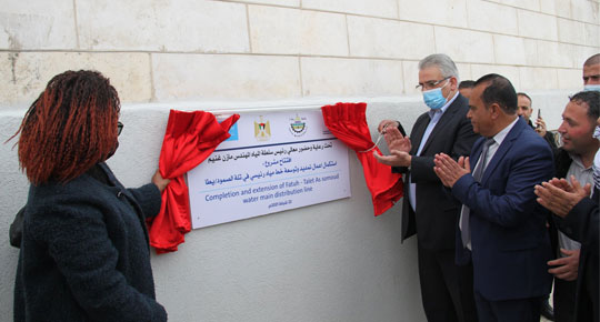 الوزير غنيم يفتتح مشروع استكمال اعمال تمديد وتوسعة خط مياه رئيس في تلة الصمود - يطا
