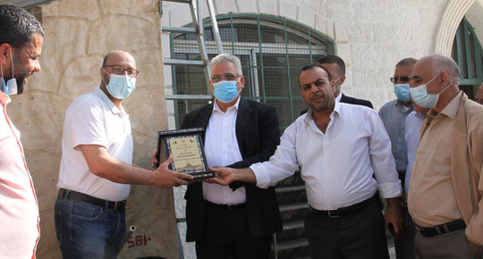 بعد طول معاناة ... م. غنيم يفتتح وصلة مياه قرية دير السودان

