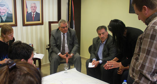 رئيس سلطة المياه يبحث مع الوفد الامريكي قضايا المياه