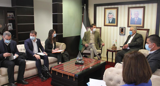 الوزير غنيم يلتقي البعثة الفرنسية ويبحث معها سير العمل في المشاريع الممولة من الحكومة الفرنسية
