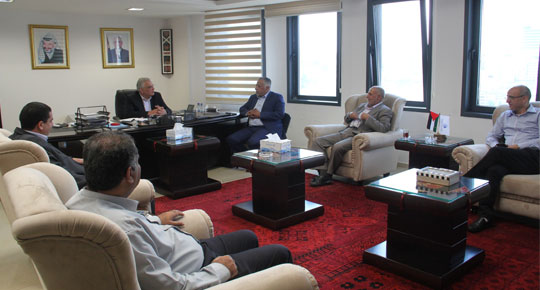 رئيس سلطة المياه يطلع على احتياجات بلدية جناته