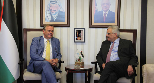 الوزير غنيم يلتقي رئيس الممثلية الهولندية ويبحث معه التعاون المشترك 