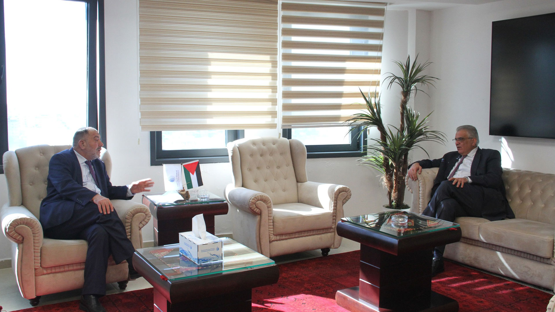 خلال لقائه رئيس بلدية الخليل...
المهندس غنيم: قريباً سيتم الإعلان عن تحويل دائرة المياه والصرف الصحي في الخليل كأول مرفق مائي في فلسطين
