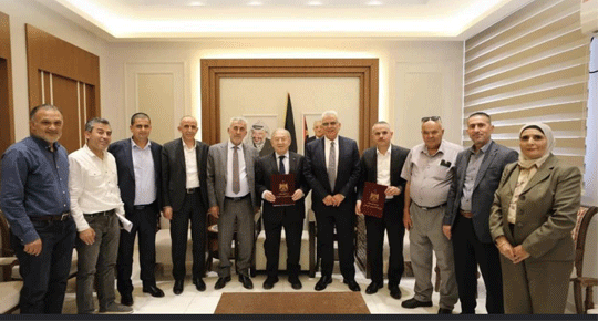 بحضور رئيس سلطة المياه...
وزارة الاقتصاد الوطني توقع اتفاقية مشروع خطة الحل الطارئ للتخلص من ربو مناشير الحجر في الخليل
