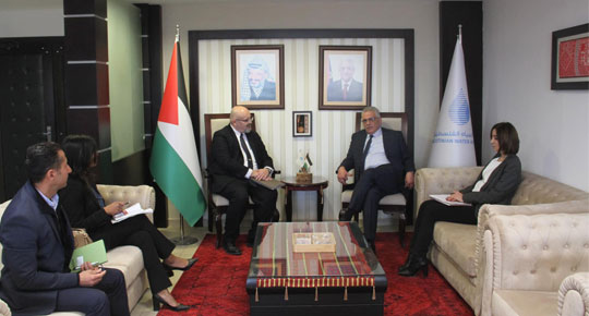 رئيس سلطة المياه والمستشار الاقتصادي الأمريكي يبحثان التعاون المشترك