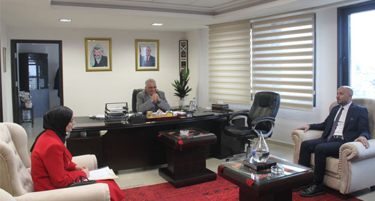 رئيس سلطة المياه يبحث الإحتياجات المائية لبلدية خلة المية