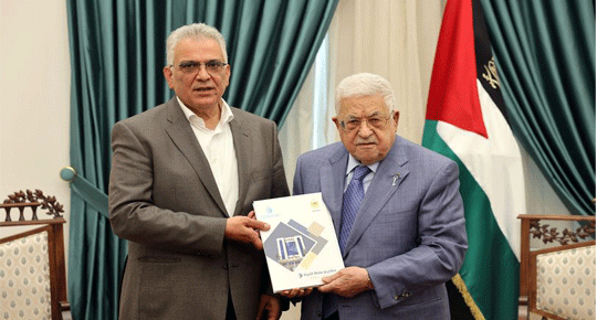 سيادة الرئيس محمود عباس يتسلم من الوزير مازن غنيم تقريري مشاريع سلطة المياه وحصر الأضرار في جنين ومخيمها