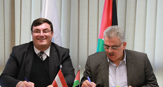 سلطة المياه والوكالة النمساوية يوقعان اتفاقية مشروع اعادة تأهيل محطة دير البلح

