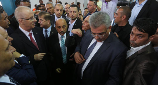 رئيس الوزراء يتفقد موقع محطة التحلية المركزية ومحطة تحلية جنوب غزة