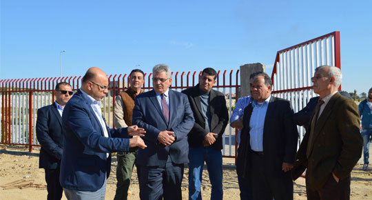 غزة- استكمل رئيس سلطة المياه م. مازن غنيم جولته التفقدية لليوم الثالث على التوالي بزيارة عدة مرافق ومشاريع مياه وصرف صحي في خانيونس ورفح جنوب قطاع غزة