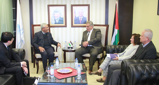 غنيم والسفير السنغافوري يبحثان سبل التعاون المشترك