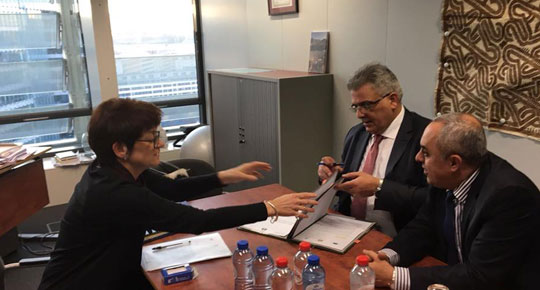 بروكسل- رئيس سلطة المياه يوقع رسمياً على الدعوة التي ستوجه للدول المانحة للمشاركة في مؤتمر المانحين الدولي المنوي عقده في 20 آذار والذي يهدف لاستكمال التمويل اللازم للبدء بمشروع محطة التحلية المركزية بتكلقة 650 مليون دولار

