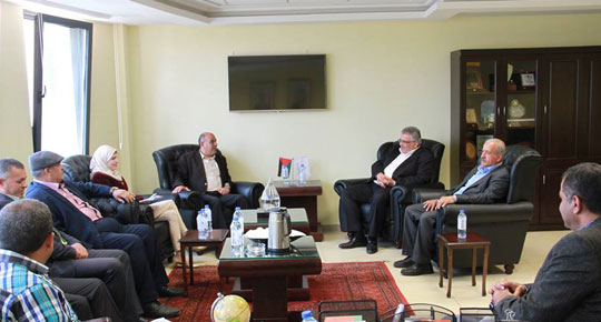 رئيس سلطة المياه يطلع على احتياجات قرى شمال غرب القدس
