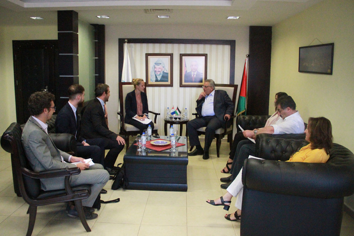 الوزير غنيم يلتقي ببعثة من الوكالة الفرنسية