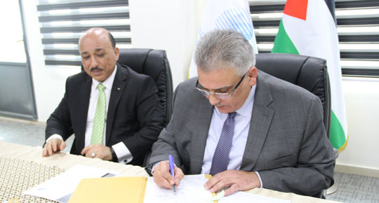 الوزير غنيم يوقع عقد تصميم خط وادي السمن

