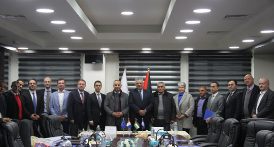 الوزير غنيم يوقع عقدي التنفيذ والتشغيل والصيانة لمحطة التنقية المركزية – الخليل
