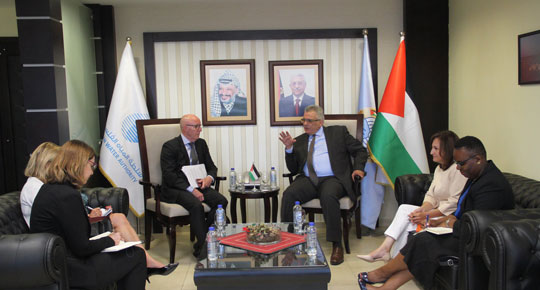 اكد على اهمية التنسيق ودعم المشاريع الانسانية الطارئة ... الوزير غنيم يلتقي منسق الشؤون الانسانية


