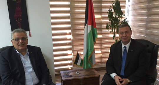 غنيم يزور سفارة فلسطين في القاهرة
