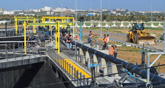 مستقبلًا نائب رئيس الوزراء الأيرلندي ... الوزير غنيم يصل إلى غزة لتفقد مشاريع المياه والصرف الصحي

 
