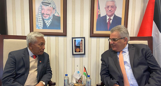 غنيم يلتقي سفير سنغافورة لبحث سبيل التعاون بين البلدين