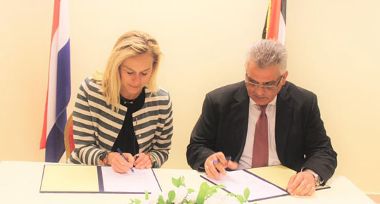 تجمد مشروع يطا بسبب إيقاف الدعم الأمريكي ...
غزة: إعلان اتفاق بين سلطة المياه والحكومة الهولندية لاستكمال المشروع.