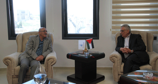 Minister Ghunaim meets the mayor of Surda